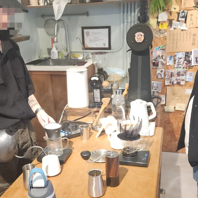 대만 타이베이 카페 アアアアアア ⾖焙所(아아아아아아 로스터리 카페)_좌 바리스타 vs 나