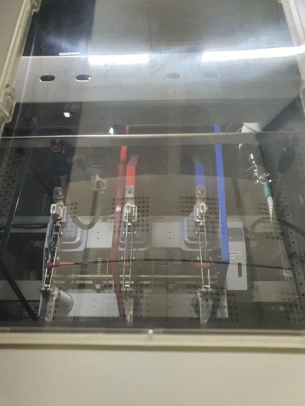 유리창-넘어로-설치된-LBS-설비