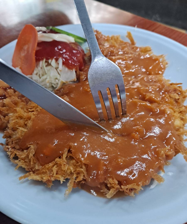 명동식당 돈까스 커팅중