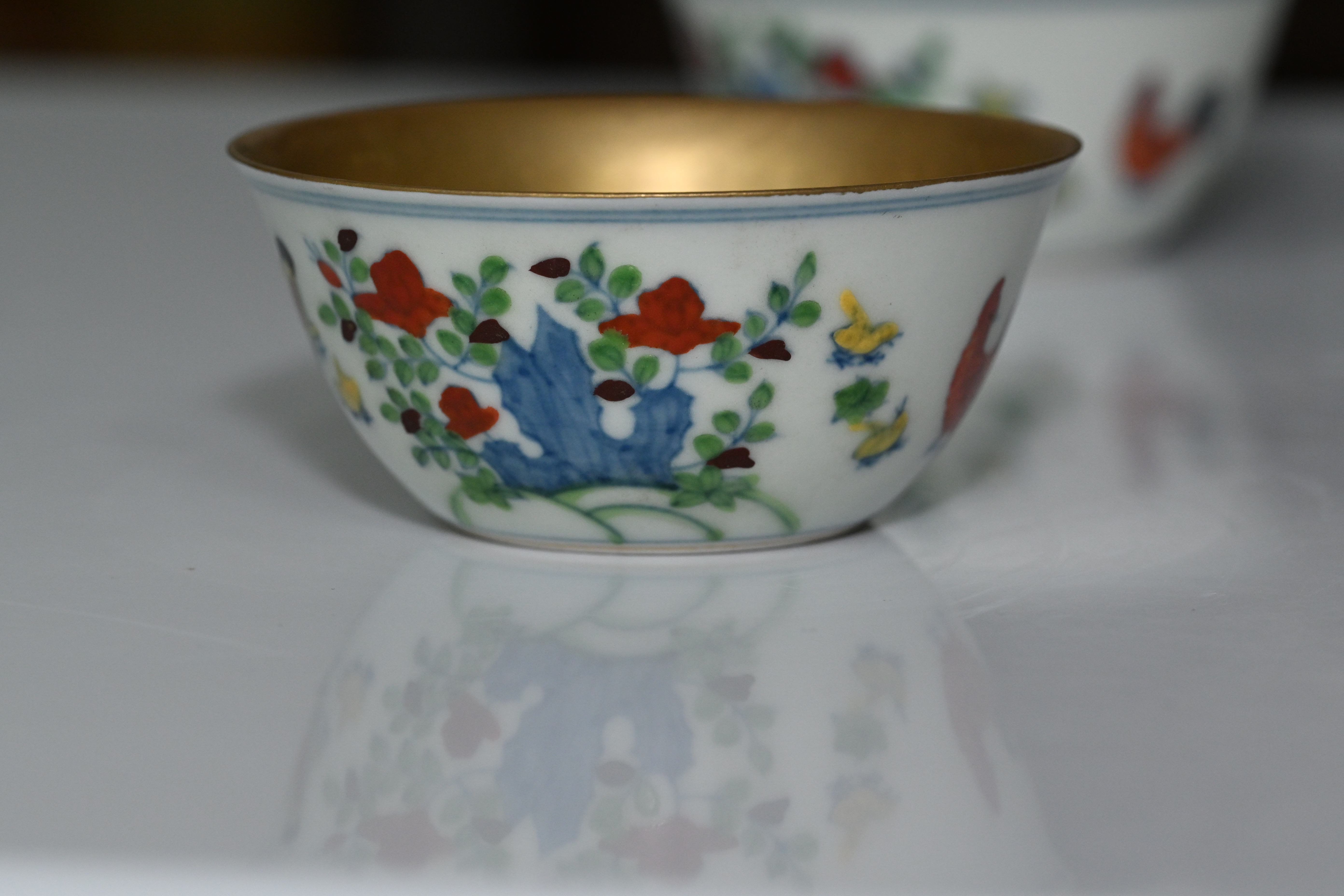 * **名称 Description:** 明代成化年鸡缸杯 (명대 성화년 계항배) * **年代 Period:** 明 代 (명대) * **质地 Quality:** 陶 瓷 (도자) * **尺寸 Size:** 高: 3.8cm 口径: 8cm * **质量 Weight:** 一对 (한 쌍)