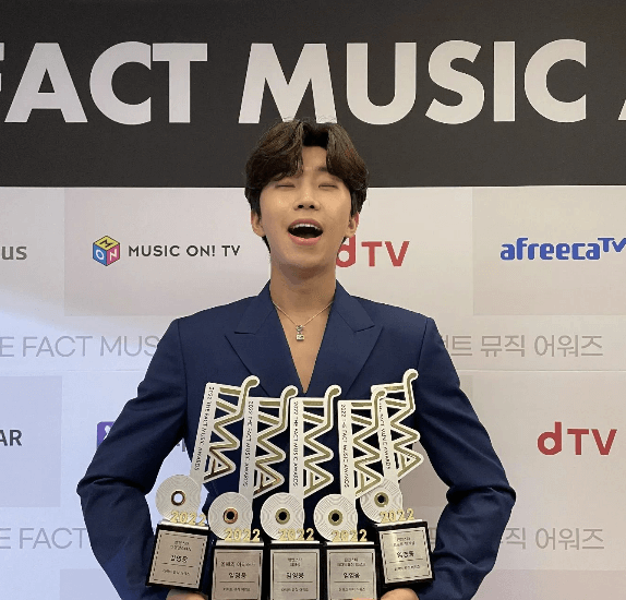 트로피-들고있는-임영웅사진