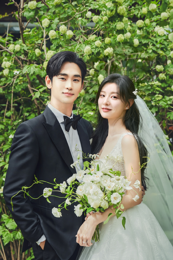 &#39;눈물의 여왕&#39; 김수현 김지원이 웨딩사진을 촬영했다. 사진은 드라마 스틸. [사진=tvN]