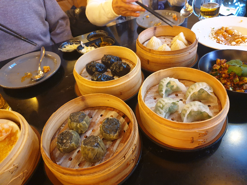 소룡포, 트러플, 블랙, 부추 새우 딤섬이 가운데 있다.