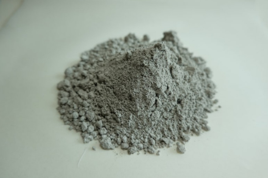 바다에서 채취를 한 굴 조개껍질을 깨끗하게 세척을 한 후에 잘게 가루를 내어 놓은 것을 하얀 바닥 위에 수북하게 놓아두고 찍은 사진