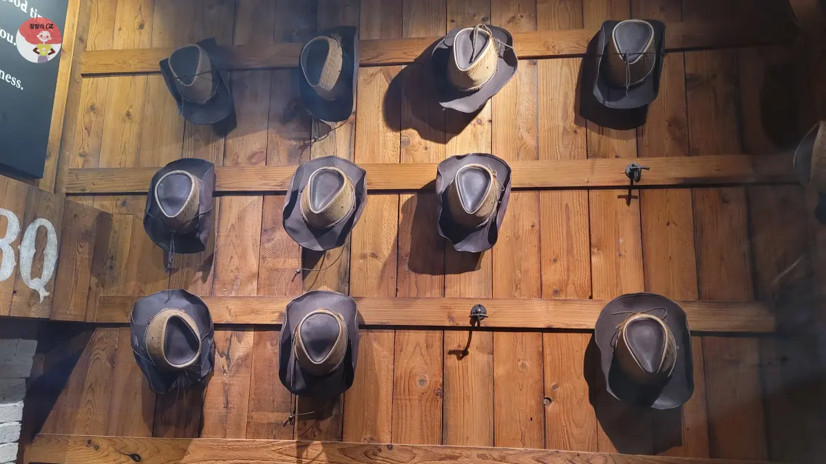 경기-위켄드-바베큐-남양주-다산 본점-벽면-카우보이모자-인테리어