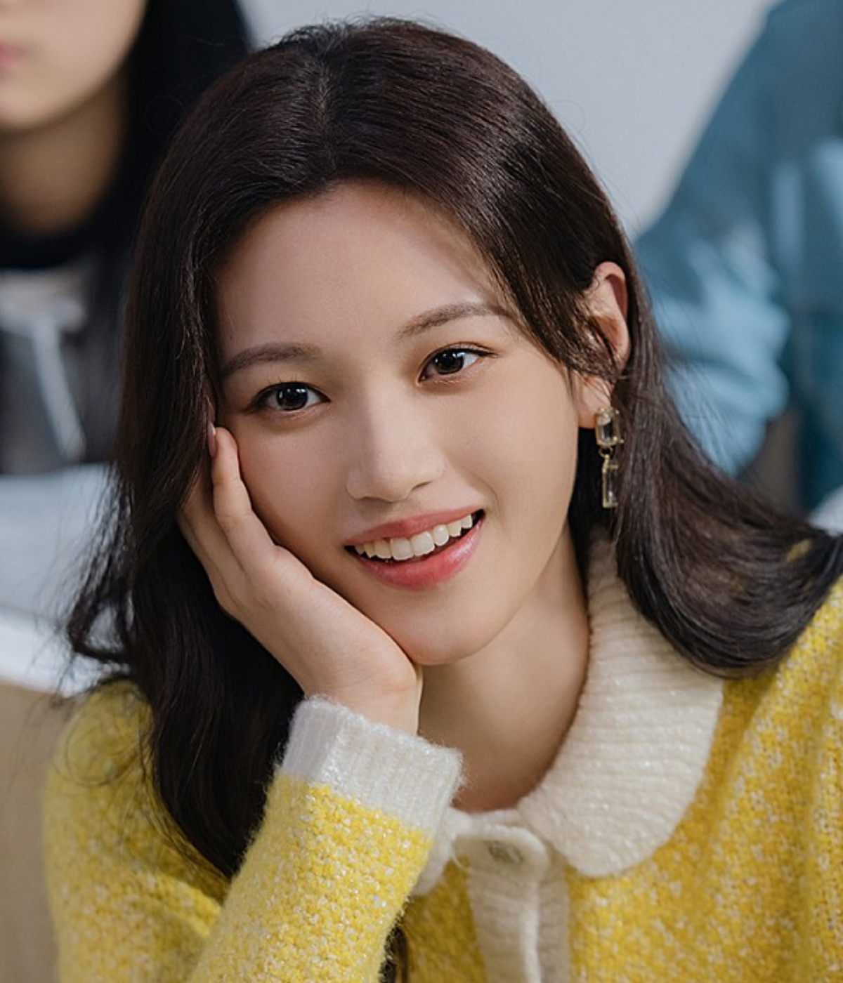 노란색 가디건을 입은 심우결