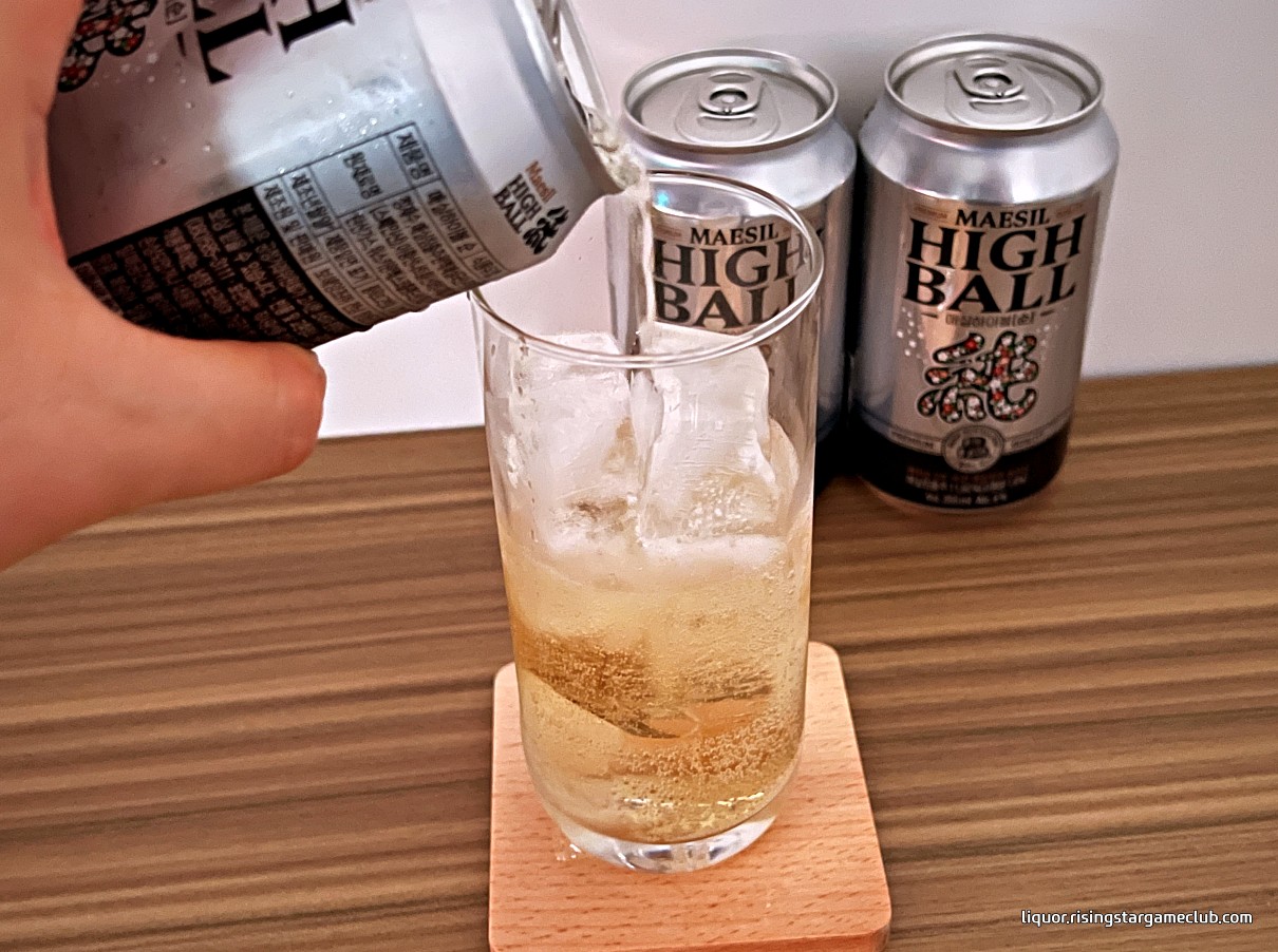 매실하이볼 순[純]을 얼음컵에 따르는 사진