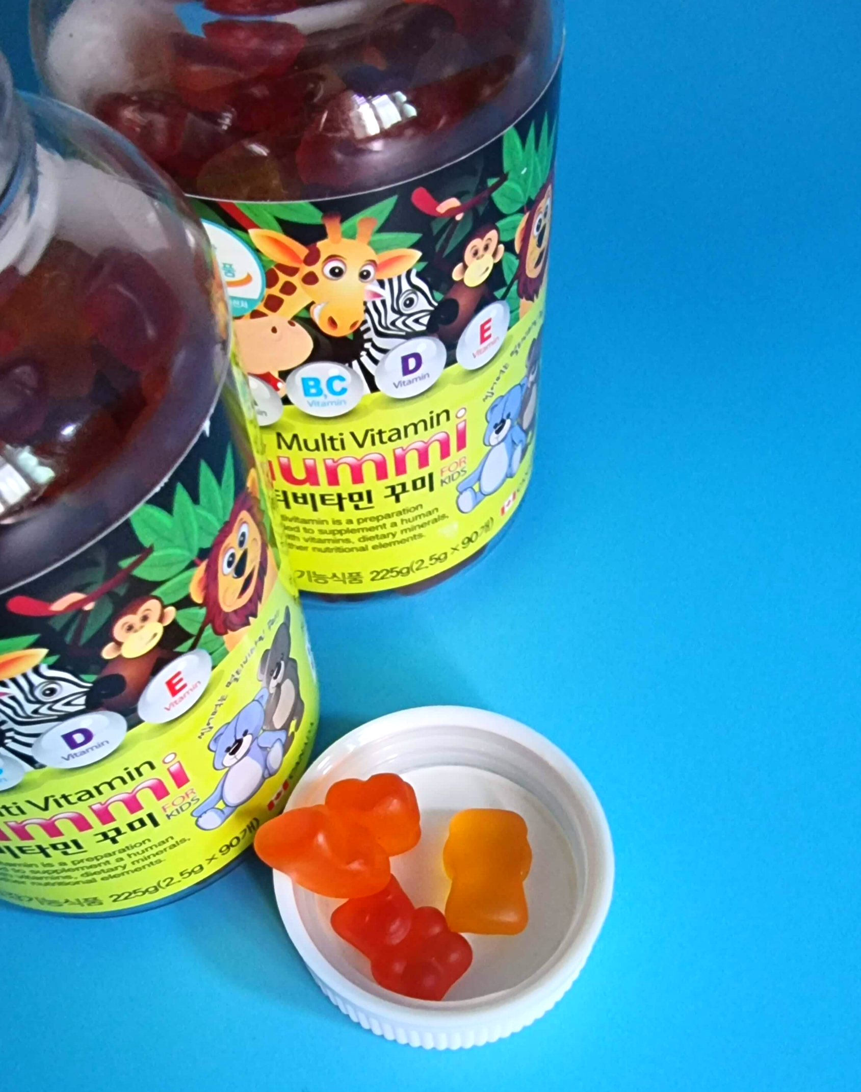 어린이 멀티비타민제 4개를 살펴보고 잇음