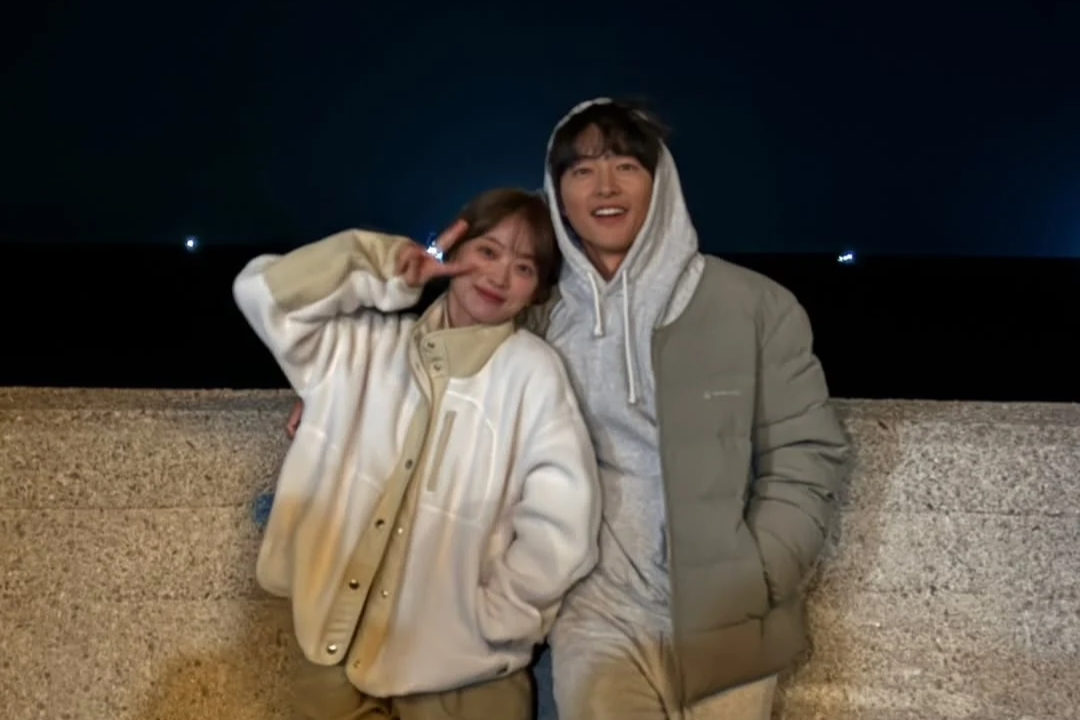 배우 송중기가 17일 자신의 공식 SNS에 근황 사진 올려 관심