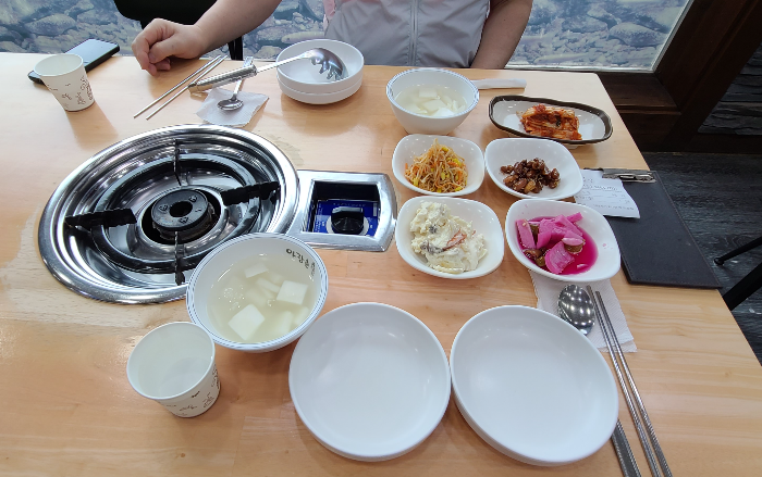 경기 하남시 민물매운탕 어탕칼국수 맛집 산곡민물매운탕 외부전경 내부전경 메뉴판 미나리추가 밑반찬세팅