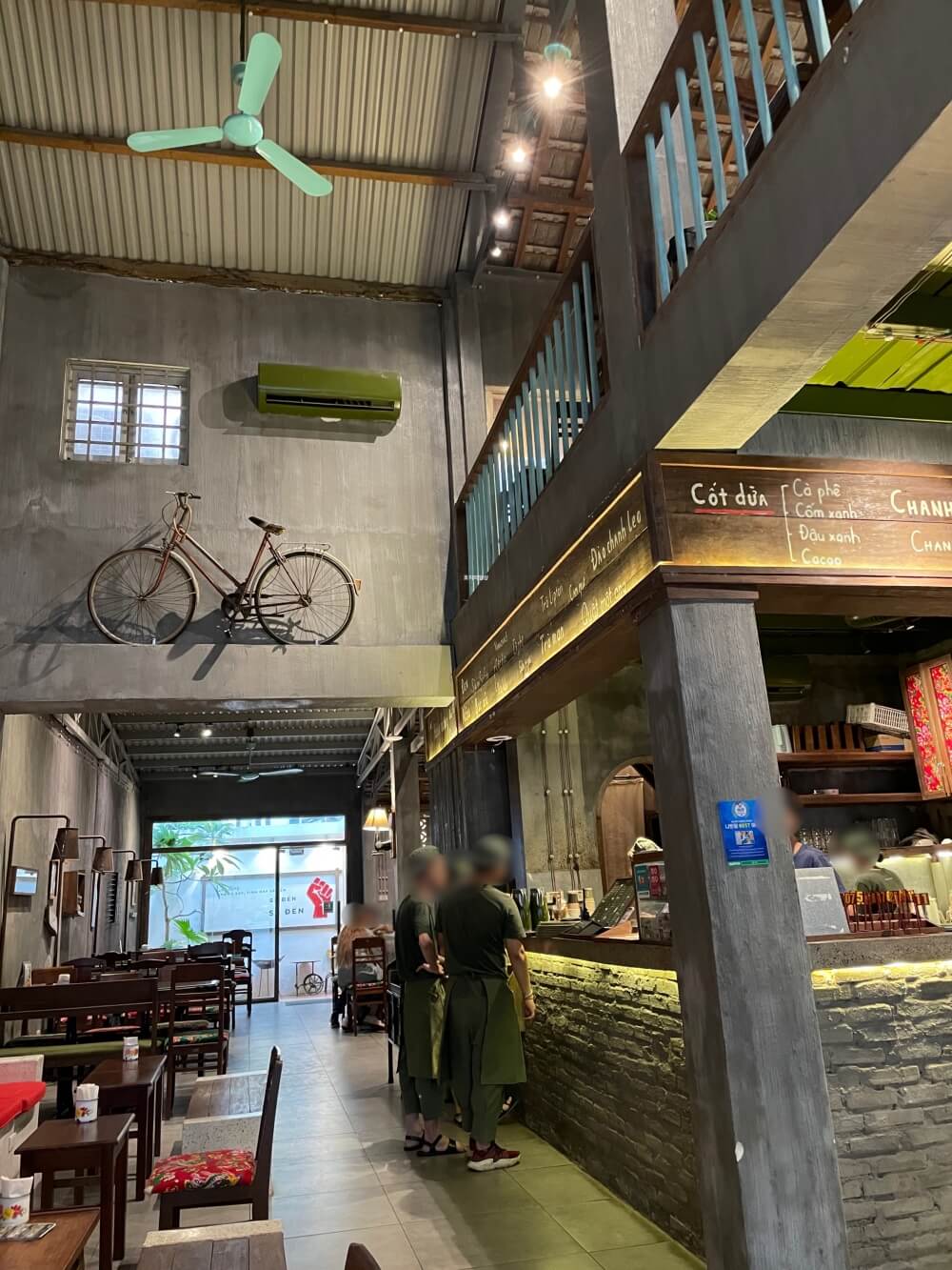 나트랑 코코넛 커피 맛집 콩 카페 - 칸호아 매장 내부