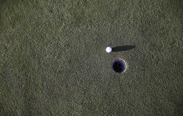 골프공이 들어가기 전의 홀컵