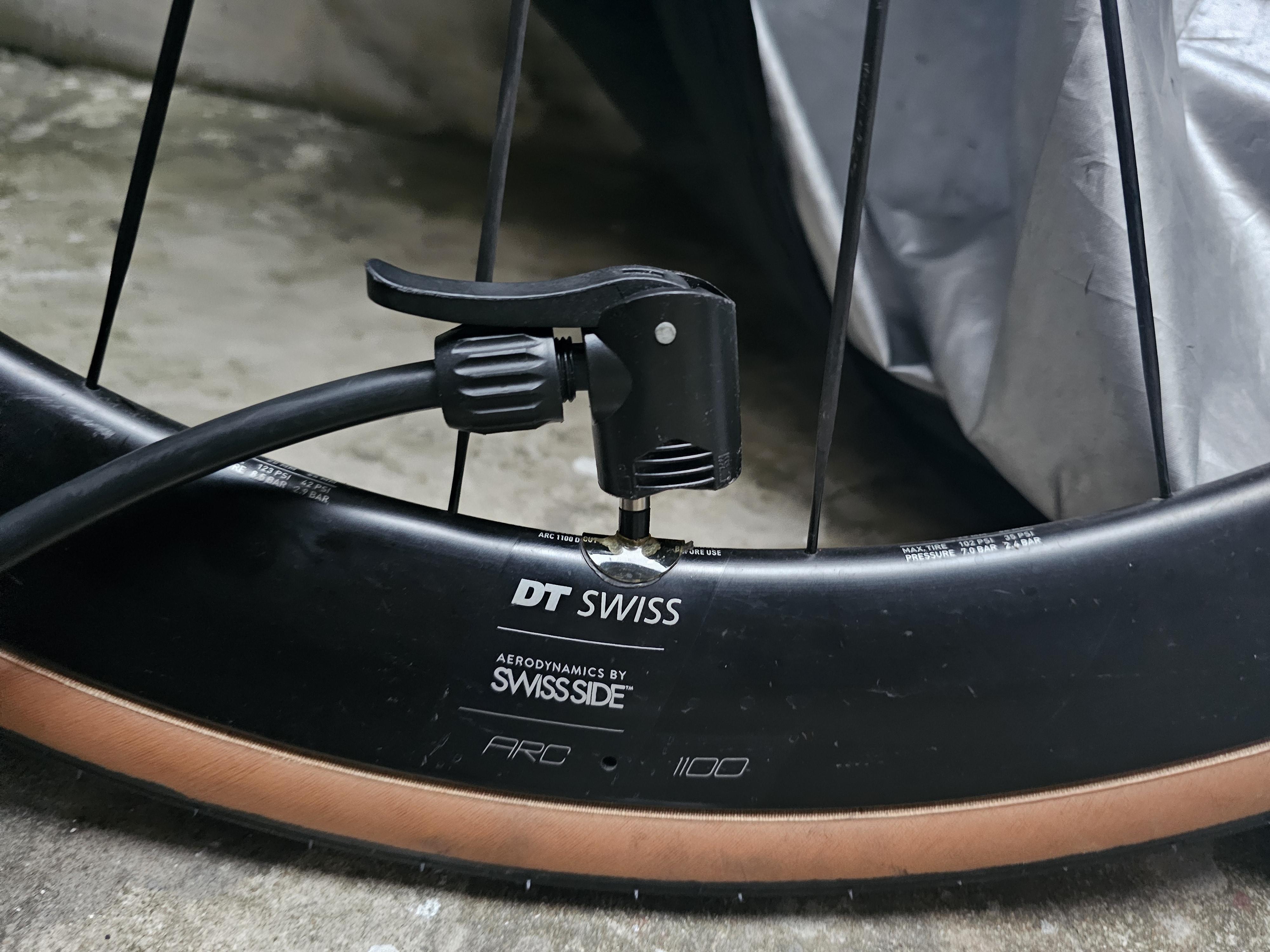 자전거 바퀴 바람 넣기 전 타이어 밸브 종류 확인