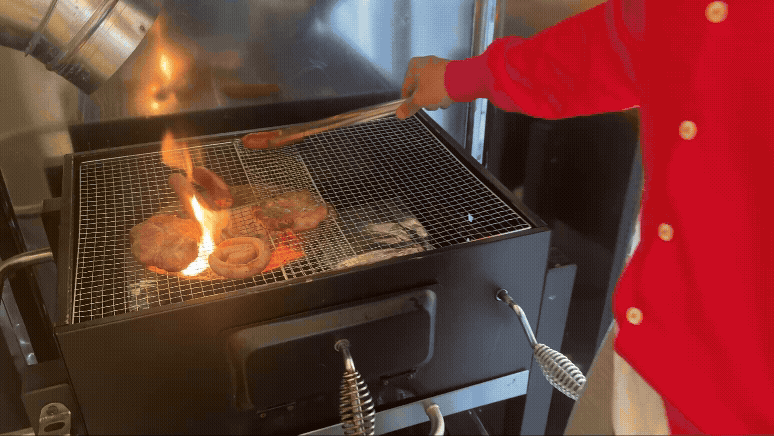 바베큐팩토리 감북점 셀프 바베큐장에서 숯불 위 고기를 직접 구워주는 아는 오빠 모습 gif&amp;#44; 글램핑 분위기의 숯불 바베큐 