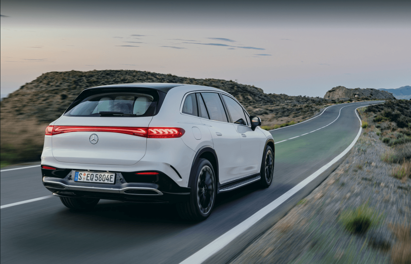 2023-벤츠-EQS-SUV-후면부-디자인-일체형-테일램프가-눈에-띔