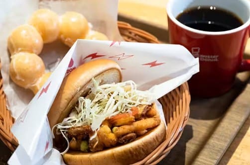 도넛츠와 햄버거 그리고 커피가 테이블 위에 올려져 있다.