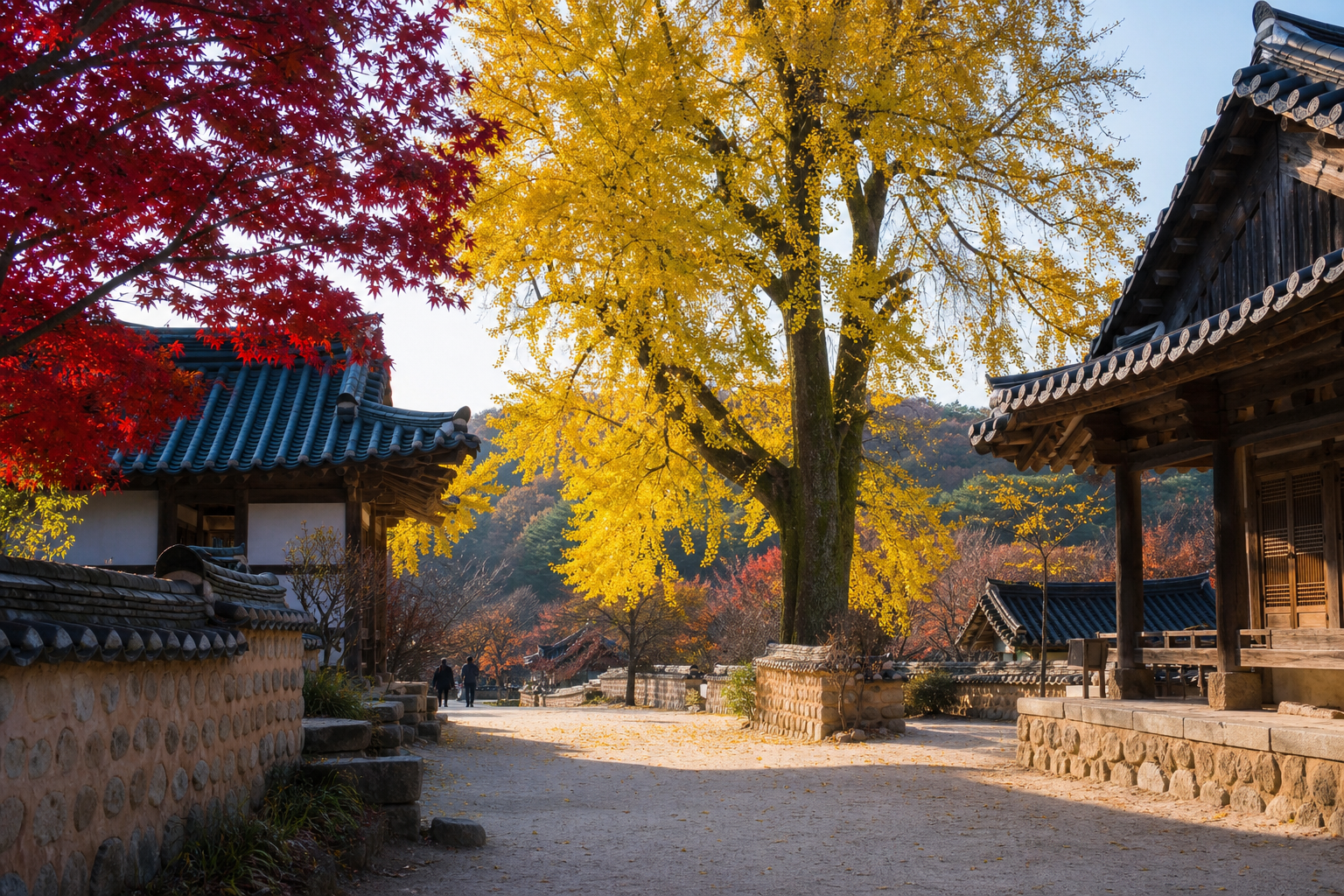 전등사 고찰과 붉은 단풍 및 노란 은행나무