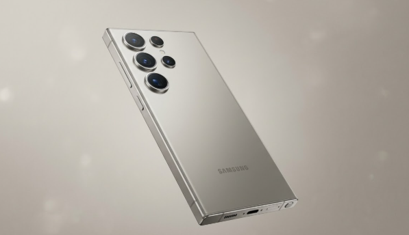 갤럭시 S26 울트라의 우아한 바디와 쿼드 카메라 모듈
