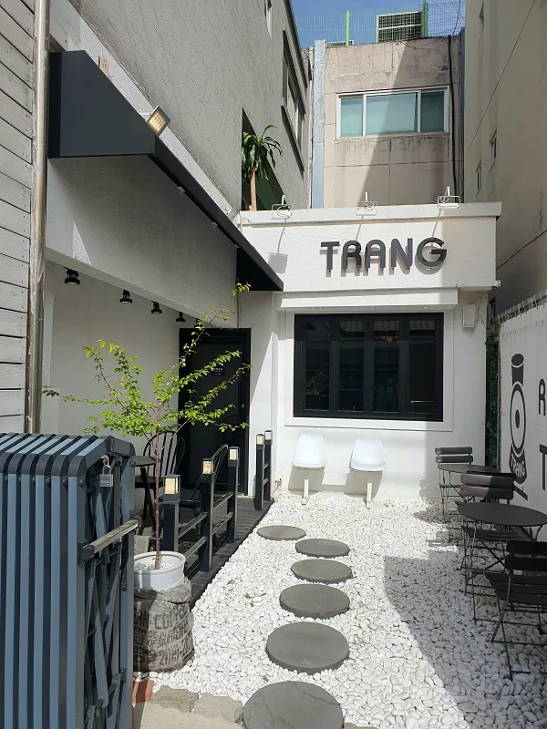카페 트랑 로스터리 입구