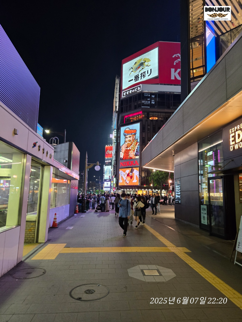 삿포로 교차로 니카상과 많은 인파의 모습