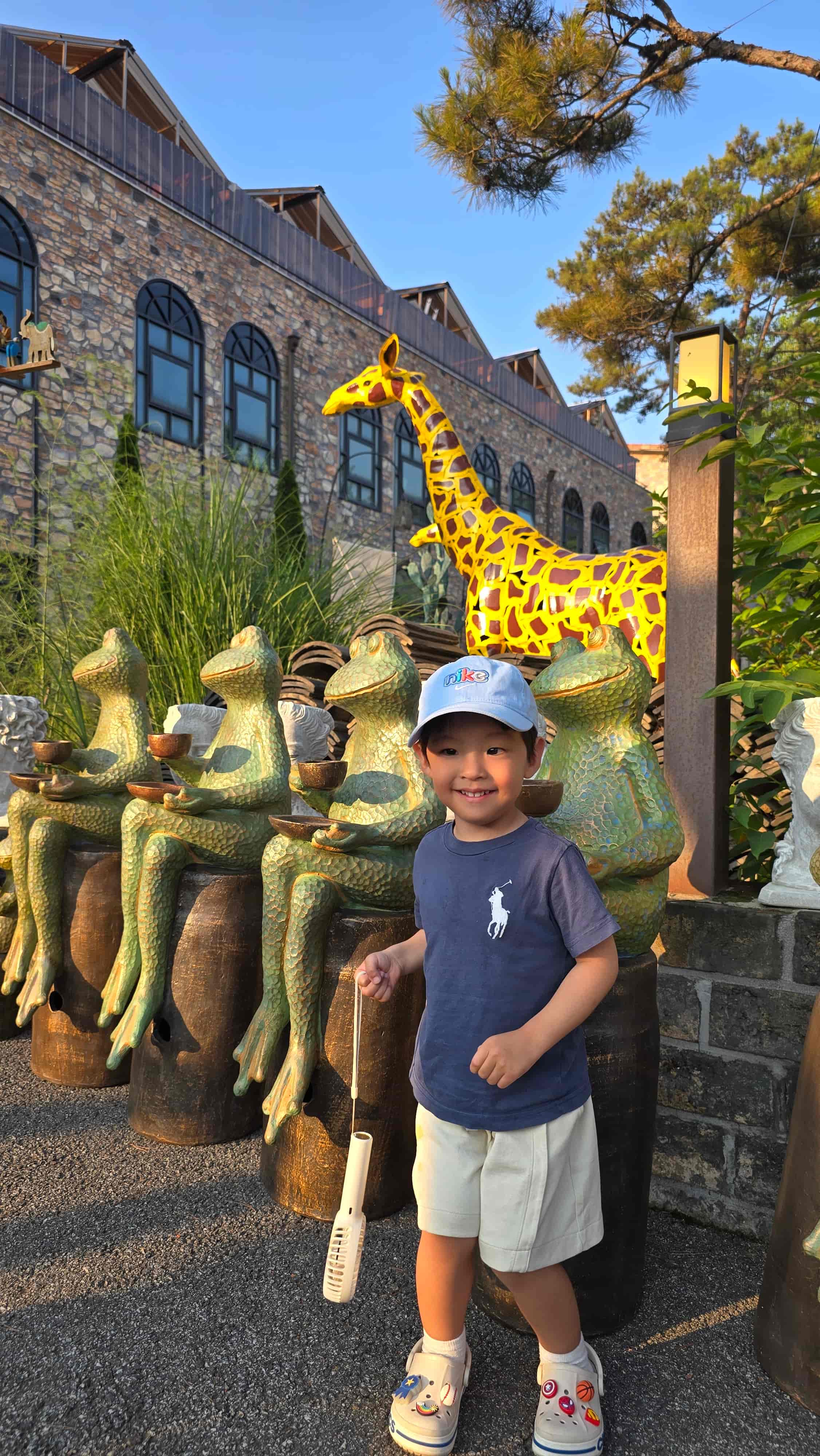 이진상회 베이커리 공원 조각상에서 신나하는 아이의 모습 사진