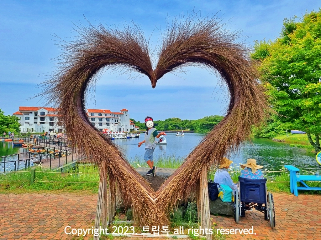 마른 풀로 커다란 하트 모양을 만들어뒀다.