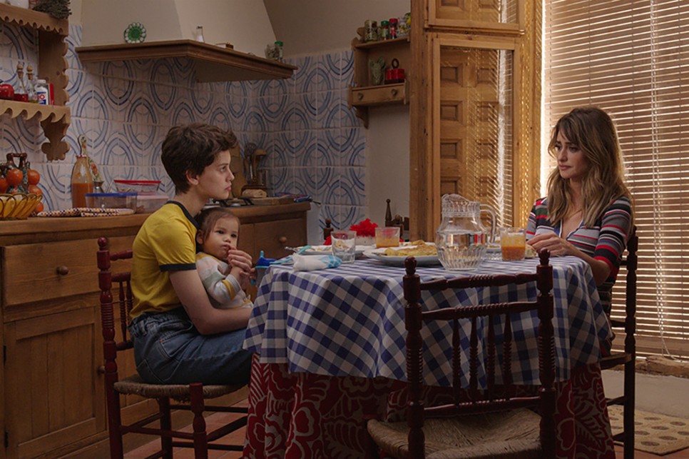 페넬로페 크루즈 두명이 같이 있는장면