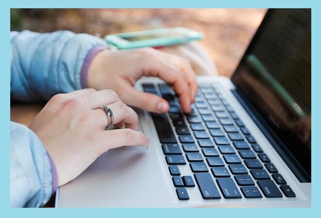 노트북-타이핑하는-손