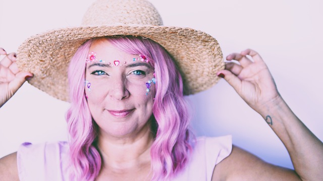 서울의 중심에 위치한 명동은 대형 백화점의 본점부터 보세 가게, 화장품 로드샵 등 다양한 상점들이 밀집된 쇼핑의 중심지이자, 다양한 길거리 음식을 파는 포차들이 가득한 서울의 번화가