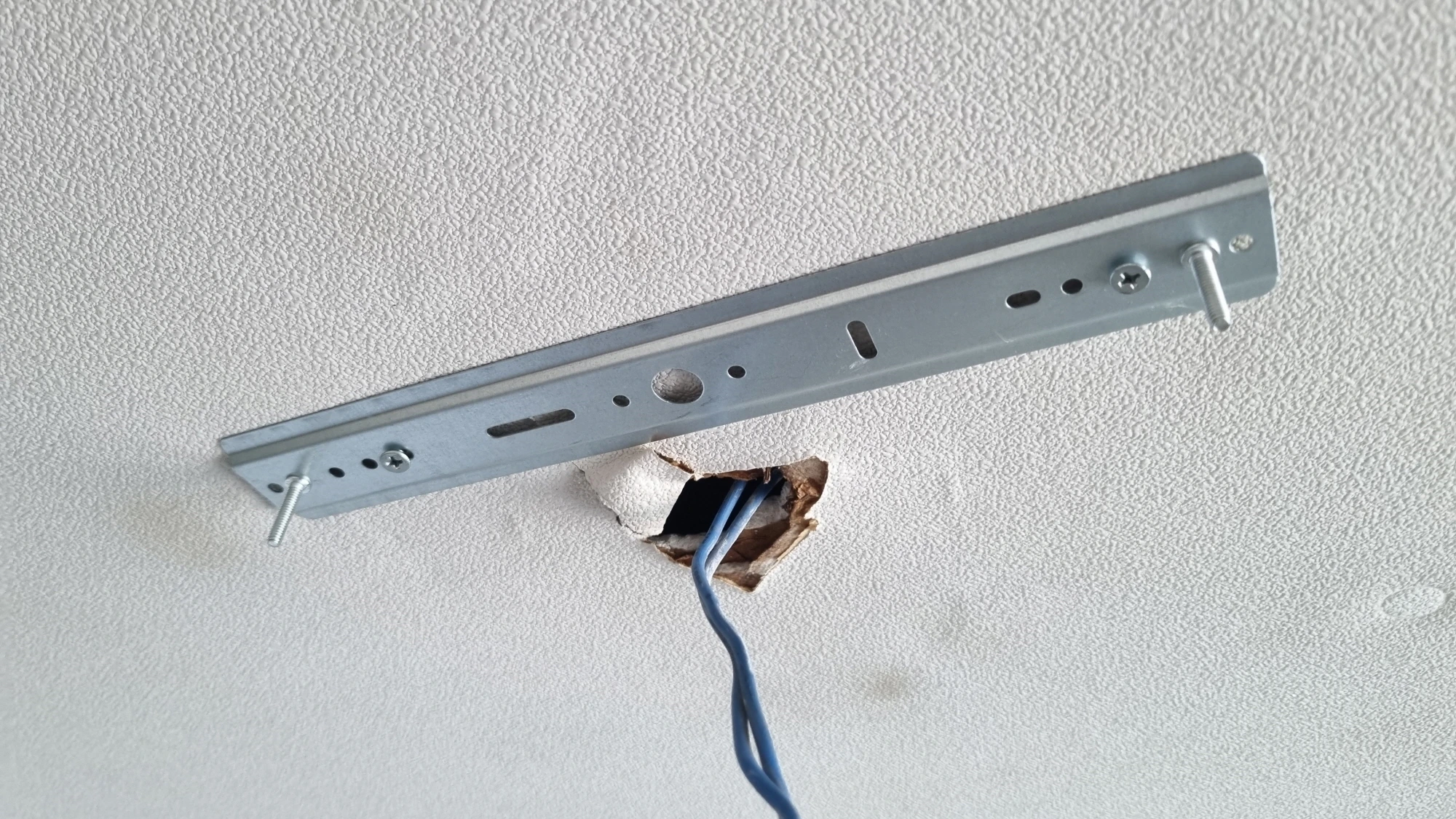 브래킷 고정 완료 모습