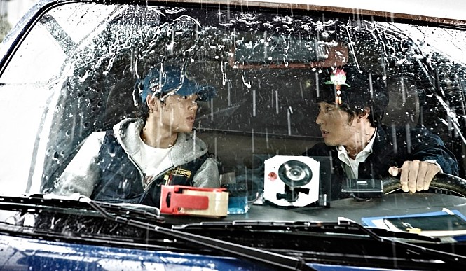 지형도와 라훈 택배 차량에서 대화하는 모습