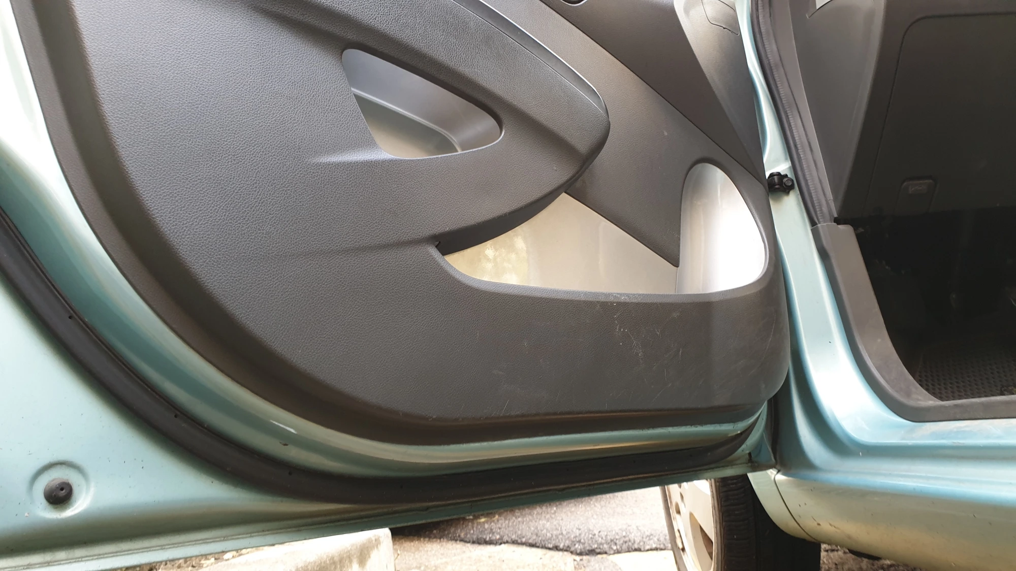 도어트림 결합 완료 모습