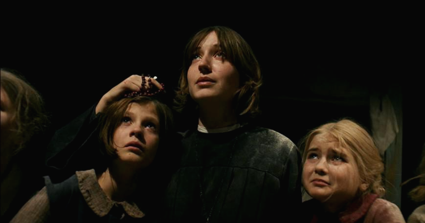 하늘을 올려다 보는 여성과 아이들의 모습