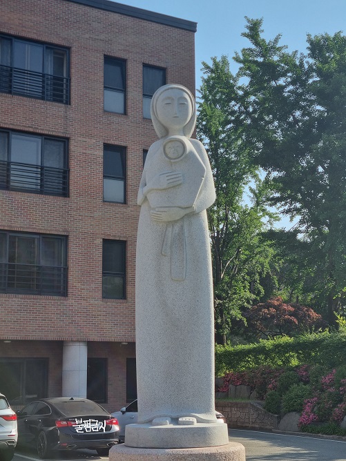 청주교구청 안에 있는 성모자상입니다. 최종태 요셉 선생님의 작품입니다.