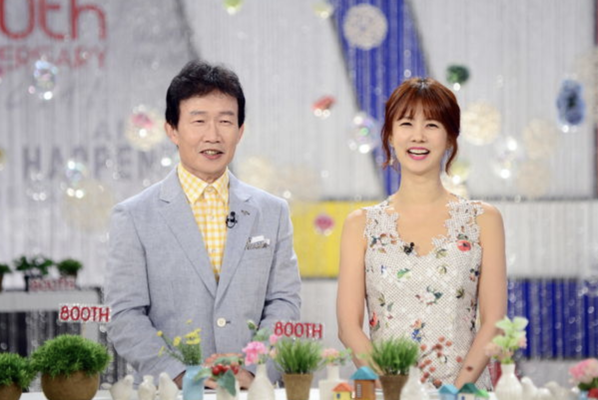 화려한 결혼식장에서 포착된 '원조 국민 MC'