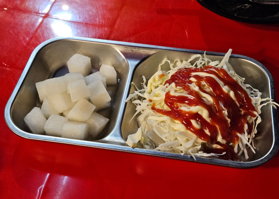 매교역 두레통닭 밑반찬