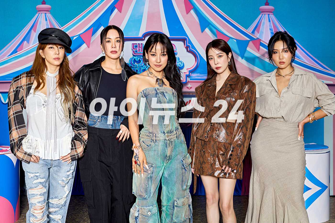 (왼쪽부터)가수 김완선-엄정화-이효리-보아-화사가 23일 온라인으로 진행된 tvN 예능 &#39;댄스가수 유랑단&#39; 제작발표회에 참석하고 있다. [사진=tvN]