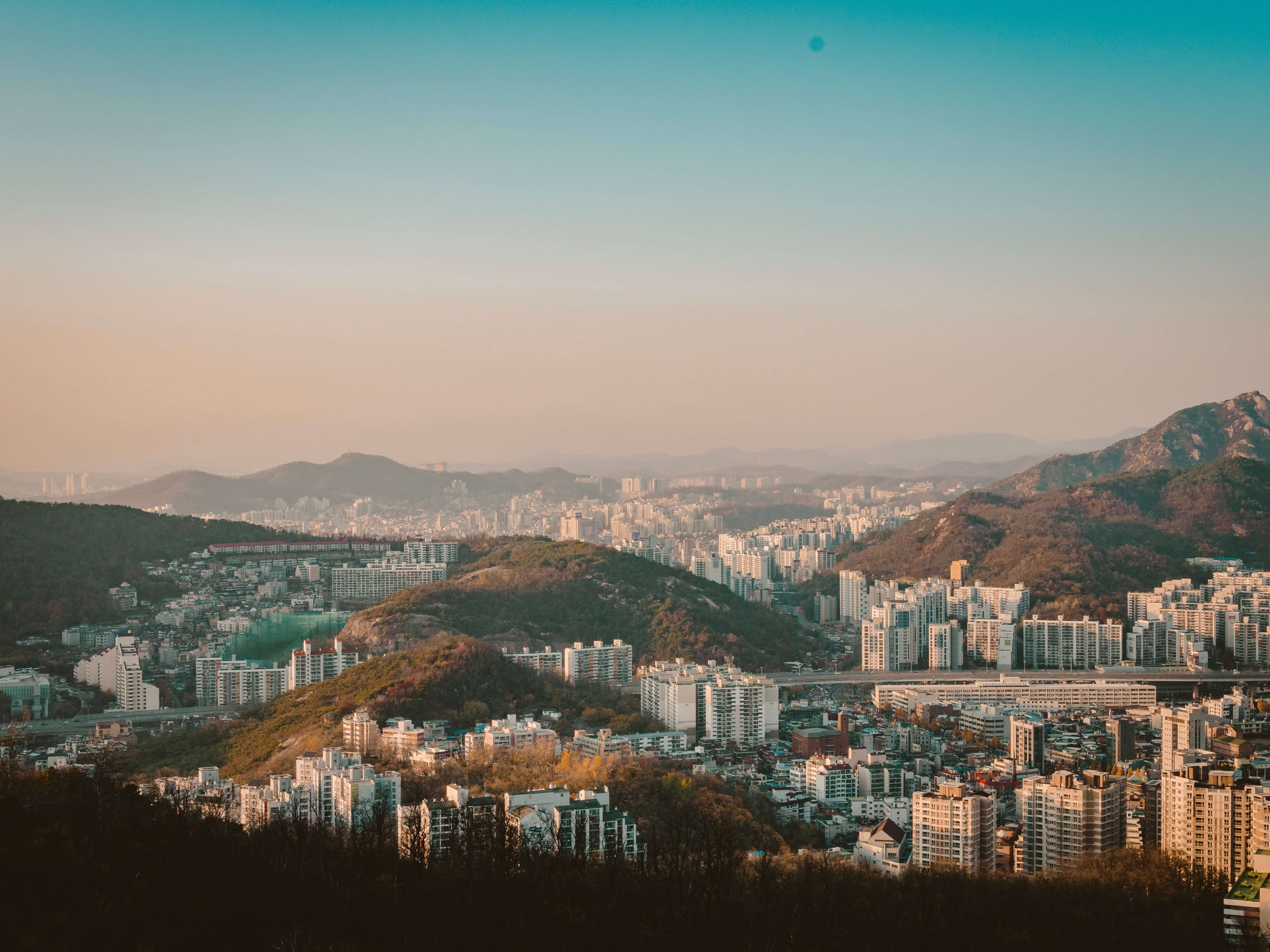 한국 산에서 바라본 도시 풍경