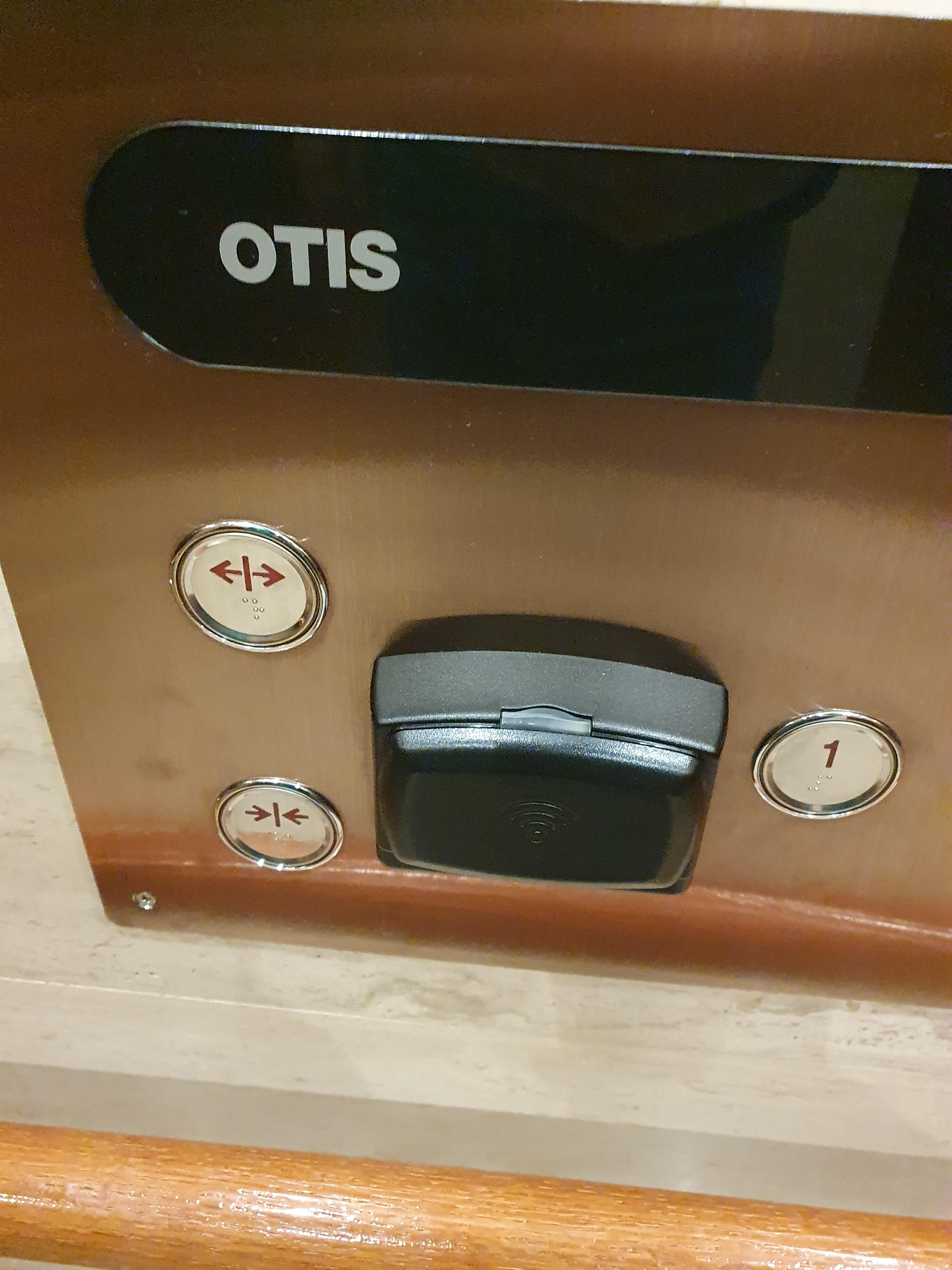 검은색 테그 부분이 객실카드를 대고 가는 층수 버튼을 눌러 주세요.