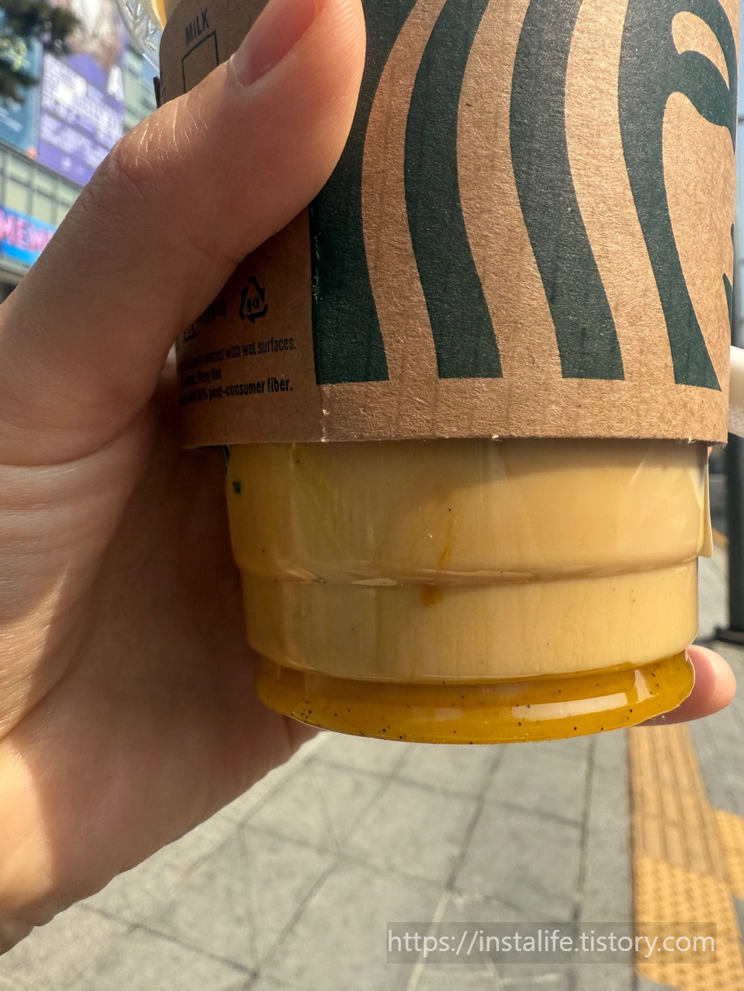 스타벅스 슈크림라떼 입니다.