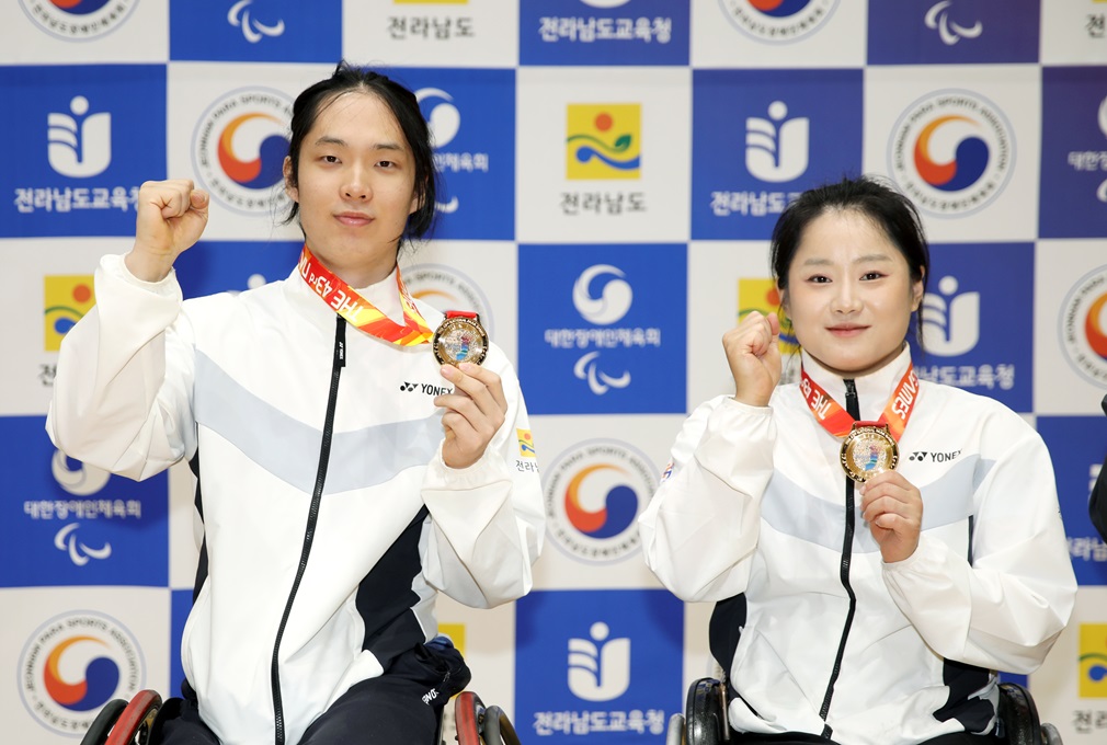 1. 11월 8일 여수 진남체육관에서 열린 배드민턴 경기에서 유수영(좌)&#44; 권현아(우) 선수 모습