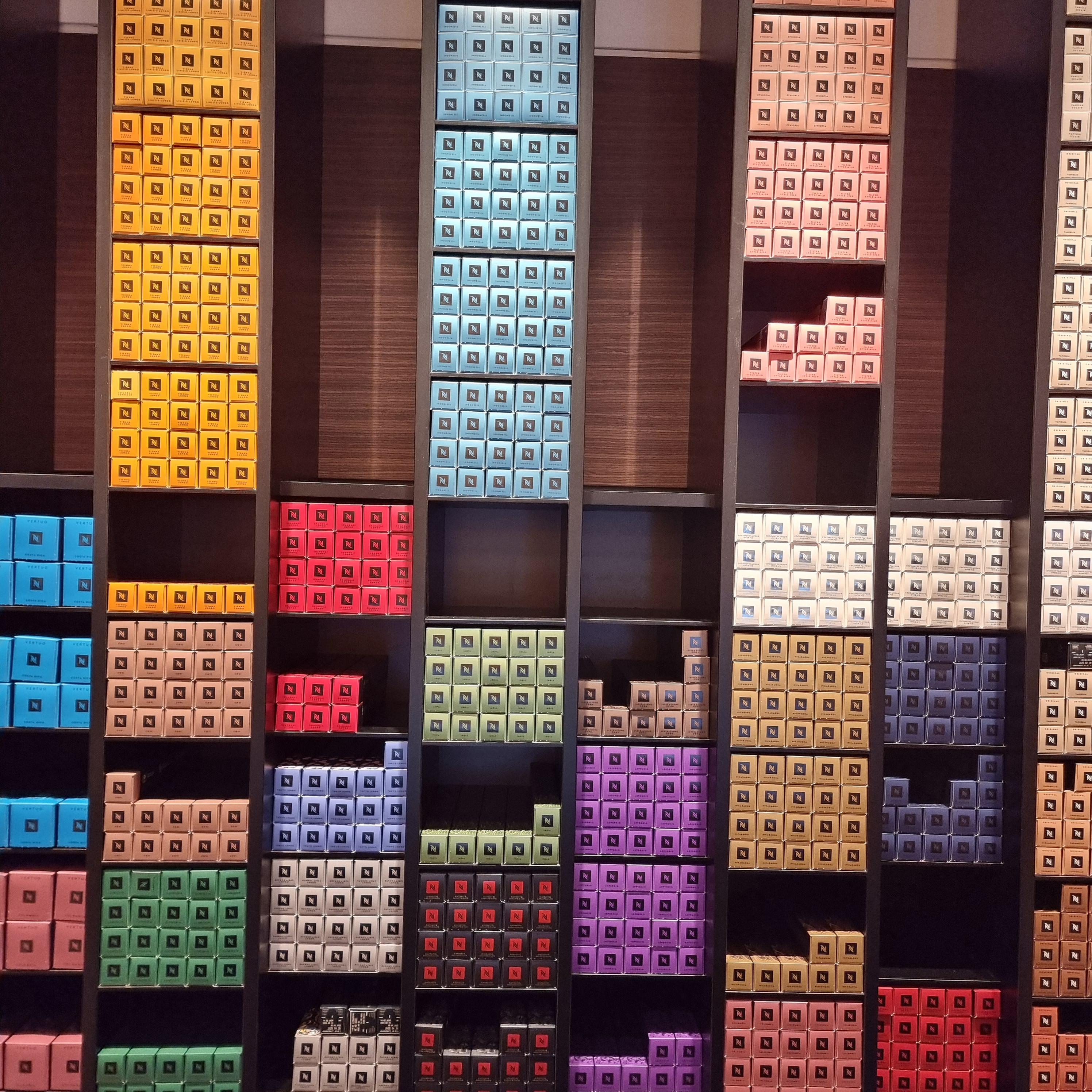 캡슐이 깔끔하게 자리 잡고 있는 '더현대 대구 네스프레소 부티크'