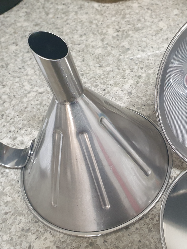 드리퍼를 뒤집어 놓았다. 노즐이 있어 바로 세울 수 없다.