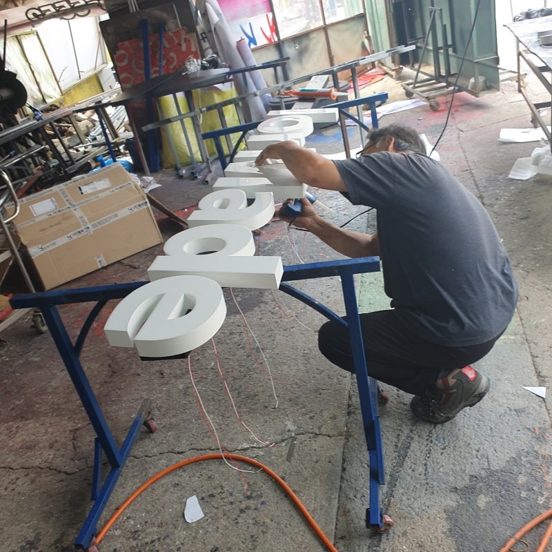 에폭시 간판과 채널간판 차이점 알아보기