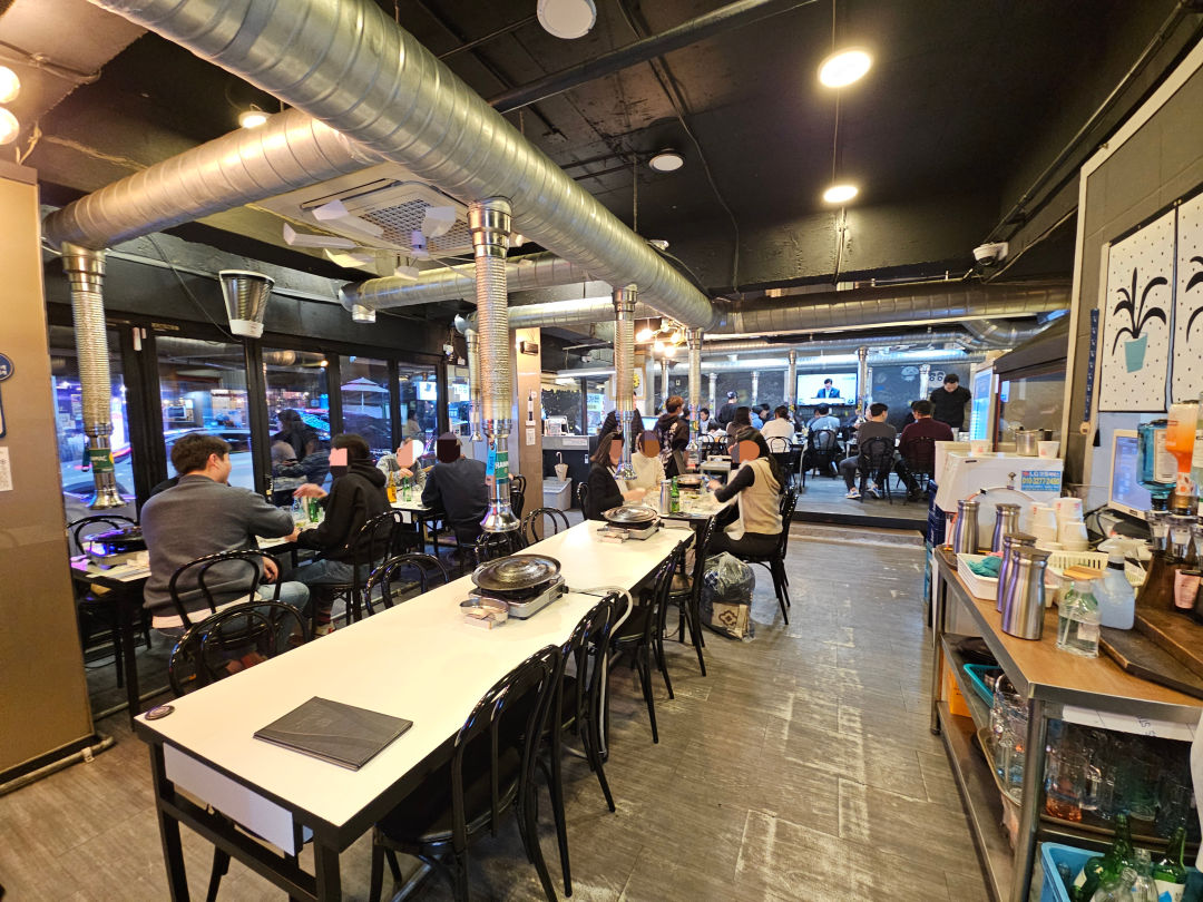 짚불구이 본가 내부