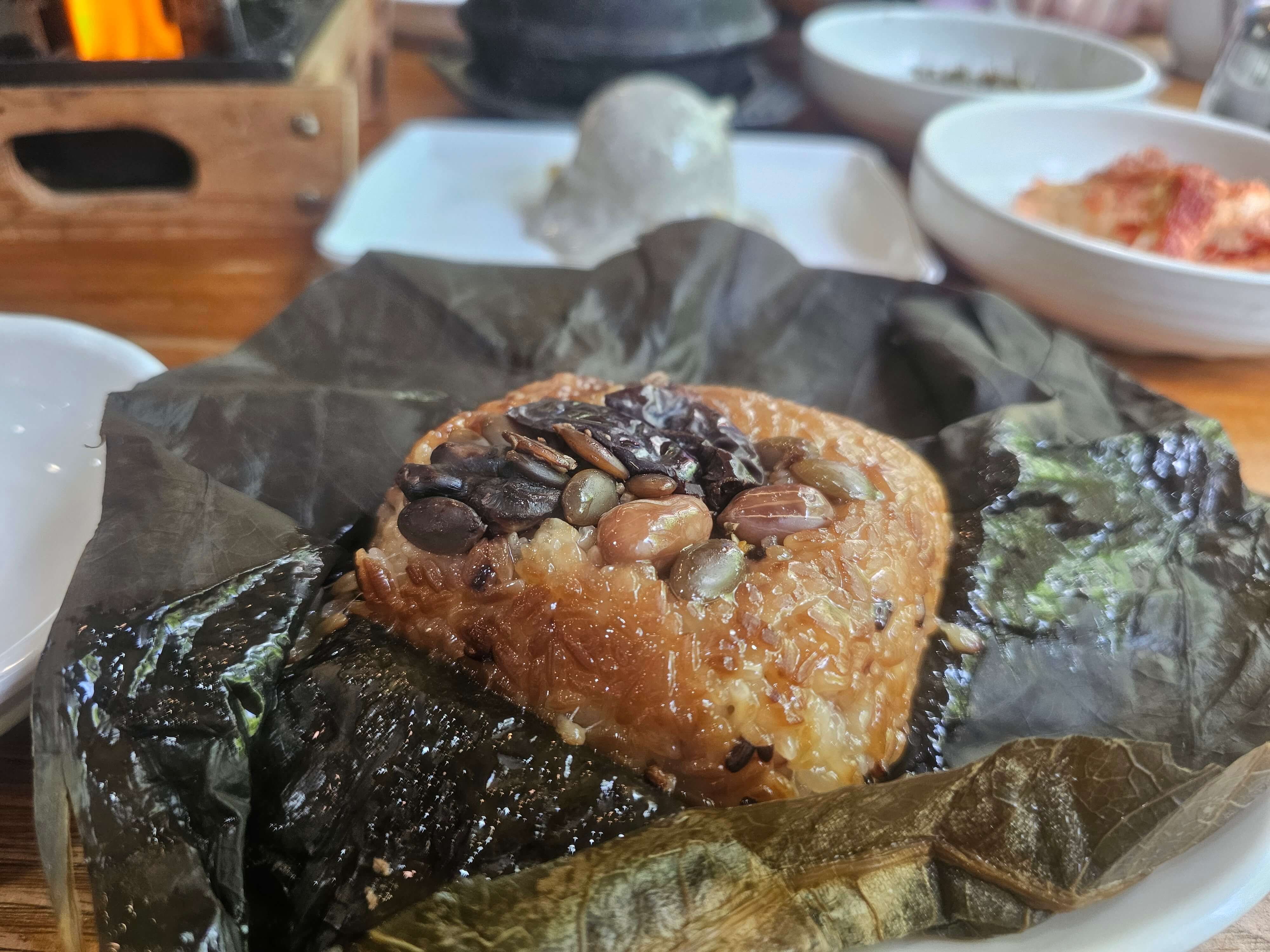 연잎밥위에 다양한콩과 몸에 좋은 씨앗들이 올라가 있어요