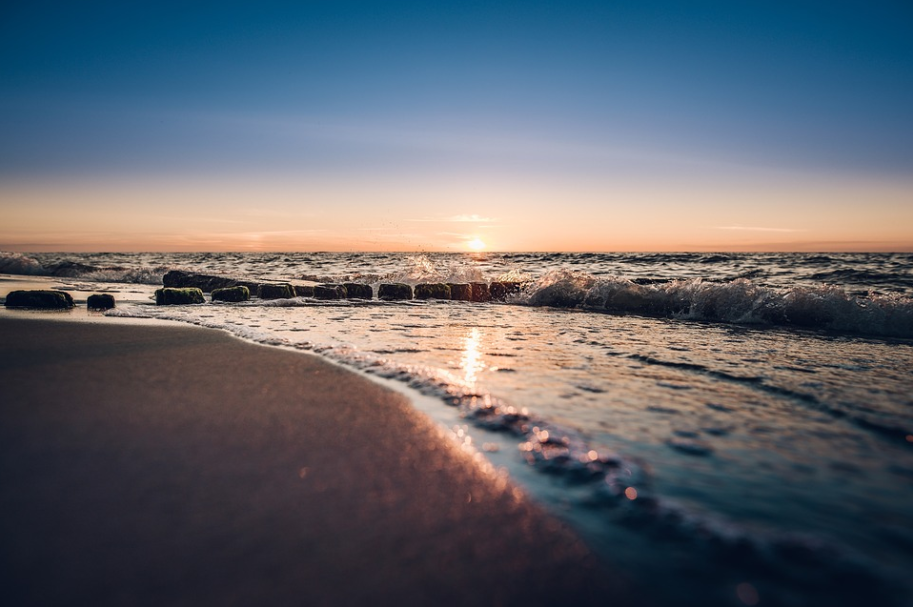 해변가 해 뜨는 모습