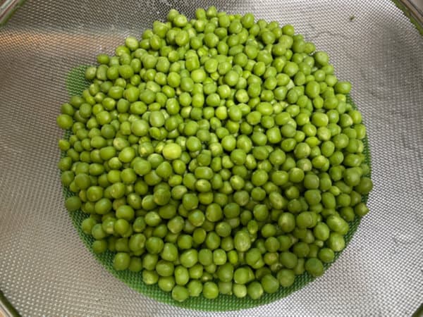 세척 완료한 완두콩 채반에서 물기 빼기
