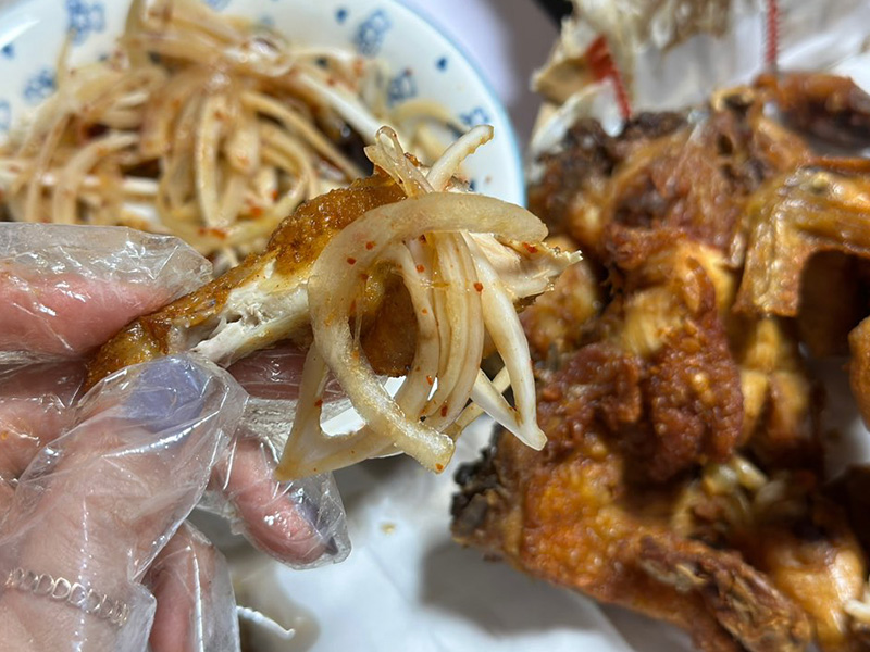 양파절임 한움큼 얹힌 통닭