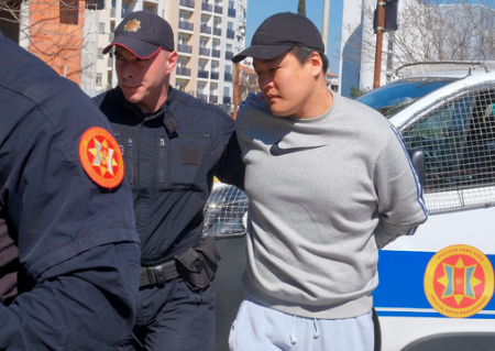 도형 테라폼랩스 대표가 24일(현지시각) 몬테네그로 수도 포드고리차에서 법정에 출석하고 있다. [사진=AP/뉴시스]